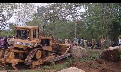 Lire la suite à propos de l’article Infrastructures de contre-mobilité érigées par erreur à Oké-Owo, frontière Nigéria : Le gouvernement démantèle les blocs de granite 
