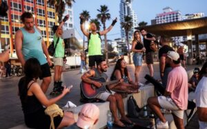 Lire la suite à propos de l’article  Malgré les bombardements: Les Israéliens retournent à la plage alors que la menace de missiles s’estompe