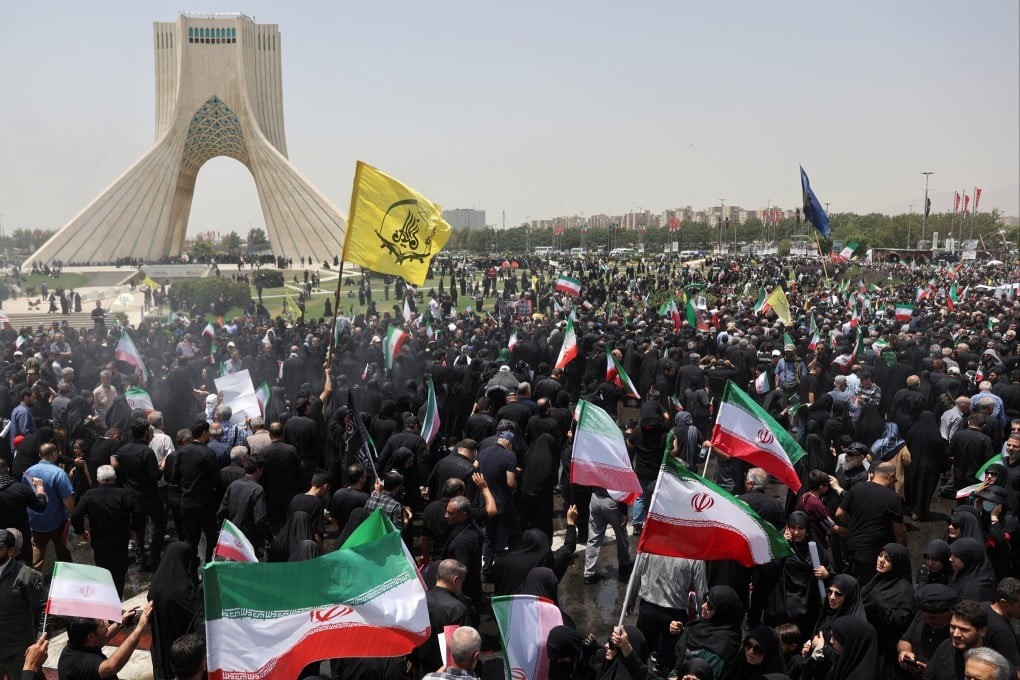 Lire la suite à propos de l’article Iran: Des centaines de milliers de personnes pleurent les hauts commandants et les scientifiques tués dans les frappes israéliennes