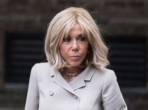 Lire la suite à propos de l’article Brigitte Macron endeuillée: La Première dame française en deuil discret lors de sa visite d’État au Royaume-Uni