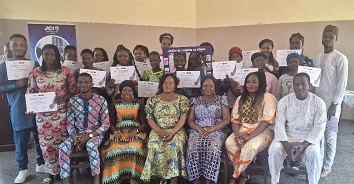 Lire la suite à propos de l’article Autonomisation féminine à Abomey-Calavi : La JCI Abomey-Calavi Ubora forme 26 jeunes filles à la création d’objets en résine époxy
