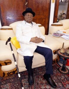 Lire la suite à propos de l’article Santé : Le président Soglo en check-up médical à Paris