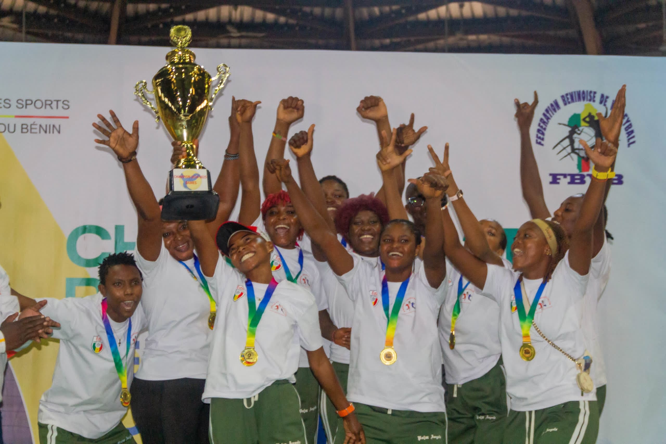 Lire la suite à propos de l’article Championnats professionnels de volley-ball 2025 : Energie Vbc dames détrône Queens Vbc