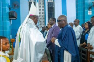 Lire la suite à propos de l’article Célébration spirituelle à la veille de l’indépendance à Porto-Novo: Vlavonou et la communauté catholique unis dans la prière pour la nation