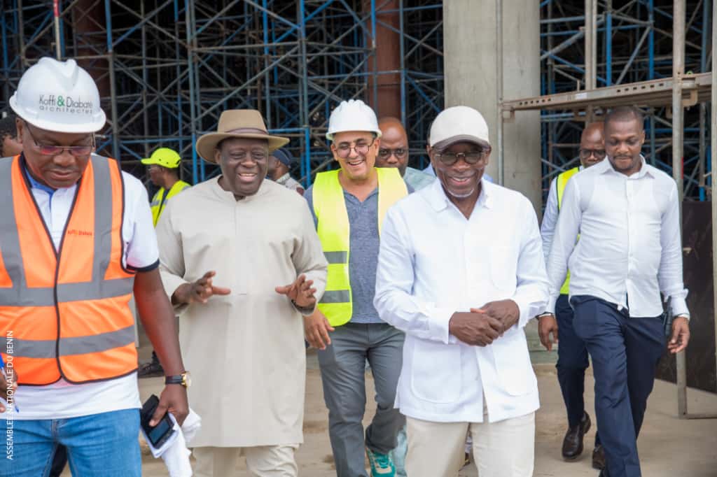 Lire la suite à propos de l’article Visite de chantier : Talon et Vlavonou s’imprègnent   des travaux du futur siège du parlement