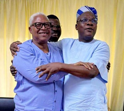 Lire la suite à propos de l’article Fin du conflit entre les deux hommes : Djogbénou réconcilie Ayadji et Agoua 