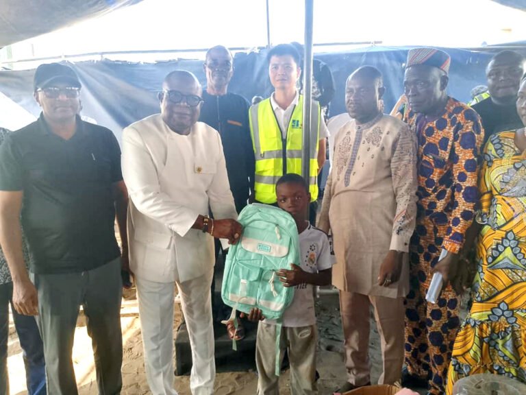 Distribution de kits scolaires aux enfants démunis dans le 8eme arrondissement : Le bâtisseur Alain Gbaguidi sème la joie dans les cœurs des parents et enfants de Cotonou