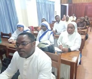 Lire la suite à propos de l’article Jubilé des Noces de Perles du Tribunal Ecclésiastique de Cotonou : La conférence inaugurale lancée autour du canon 750