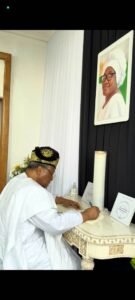 Lire la suite à propos de l’article Compassion suite au tragique décès lors du putsch déjoué : Le Président Nicéphore SOGLO rend hommage au Général Bertin Bada et à sa défunte épouse, symbole de dévouement et de loyauté républicaine