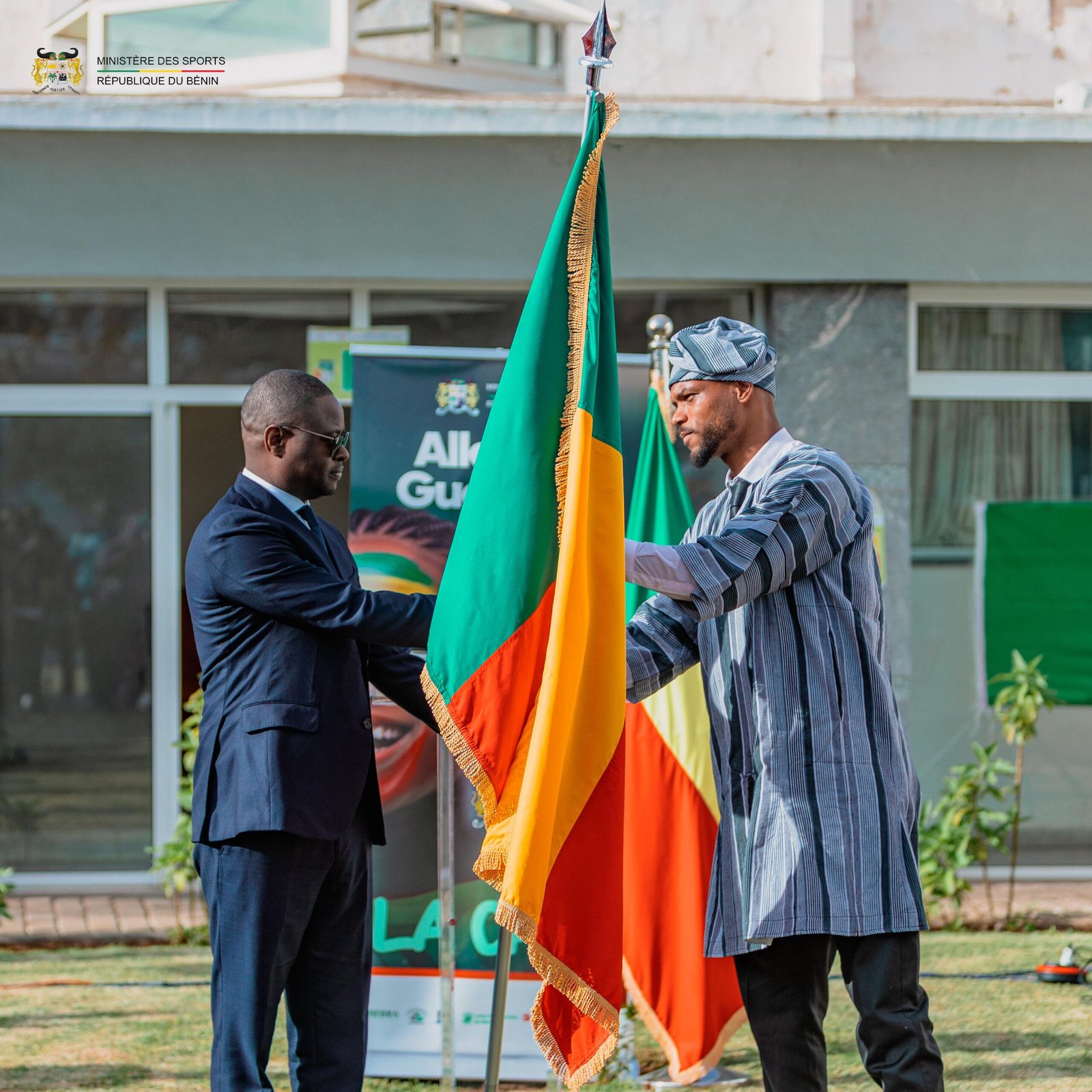 Lire la suite à propos de l’article CAN MAROC 2025: DATO remet le drapeau national aux Guépards