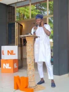 Lire la suite à propos de l’article Diplomatie culturelle : Le plasticien Benjamin Deguenon relie Vodun et Bleu de Delft