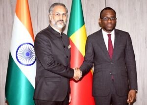 Lire la suite à propos de l’article Nouvel ambassadeur de l’Inde près le Bénin : Abhishek Singh présente les copies figurées de ses lettres de créance à Olushegun Adjadi Bakari
