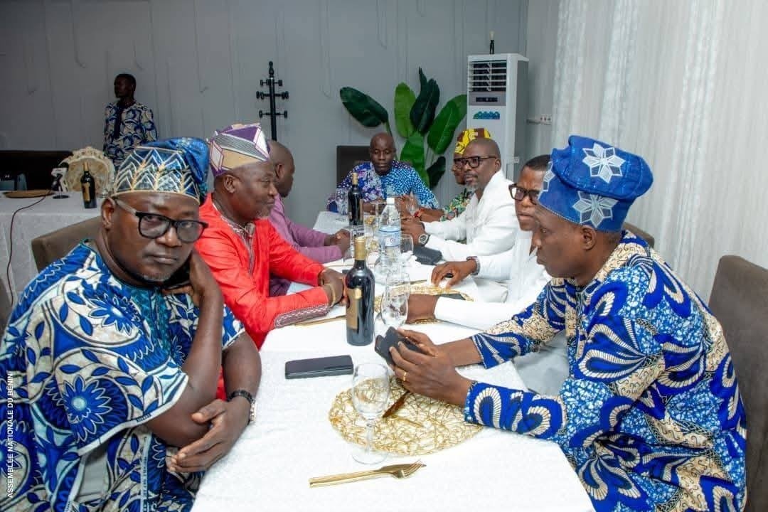 Lire la suite à propos de l’article Déjeuner de fin d&rsquo;année à l&rsquo;Assemblée nationale : Le Président Vlavonou communie avec la presse parlementaire