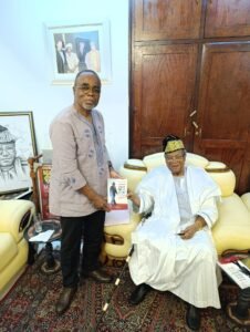 Lire la suite à propos de l’article Entre mémoire et vision du futur : Le président Soglo salue la densité intellectuelle de l&rsquo;ancien ministre Luc Gnacadja