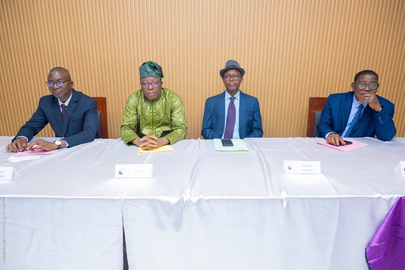 You are currently viewing Assemblée nationale : Le nouveau cabinet du président Djogbénou officiellement installé
