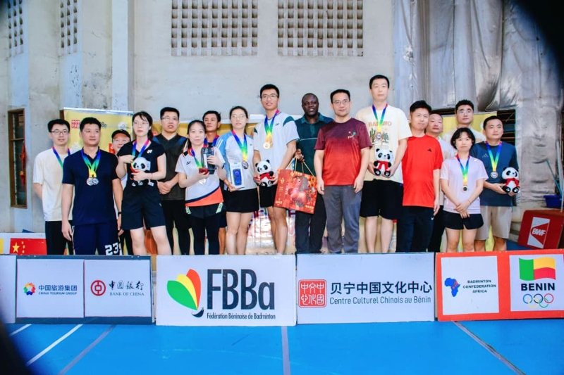 Lire la suite à propos de l’article Badminton/Coupe Printemps chinois 2026 : L’excellence sportive et l’amitié sino-béninoise célébrées