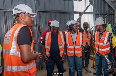 You are currently viewing Fabrication d’aliments pour animaux au Bénin : Assouman et Dossouhoui  s’imprègnent des travaux de  l’usine Ehua Industries à la GDIZ