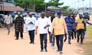 Lire la suite à propos de l’article Cotonou : Le maire Luc Gnacadja en tournée sur les zones à risque d’inondation