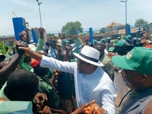 Lire la suite à propos de l’article Campagne électorale : Forte affluence pour Hounkpè dans l’Atlantique