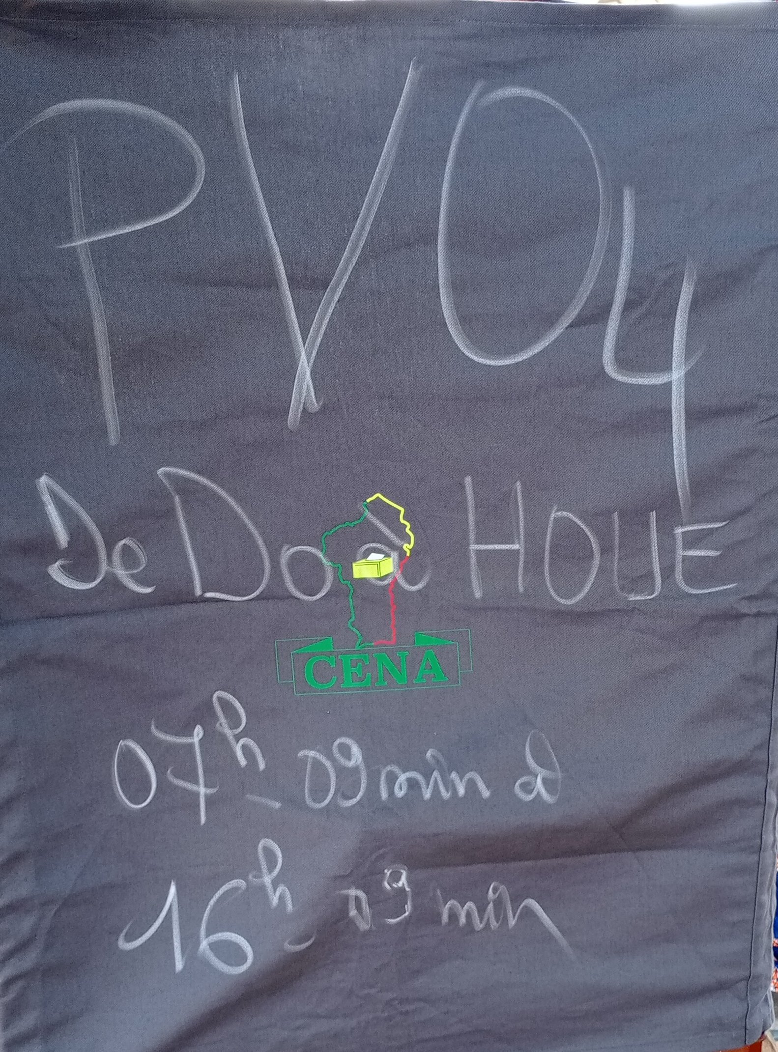 You are currently viewing Élection présidentielle de 2026 à Porto-Novo: Démarrage à l’heure et faible affluence des électeurs