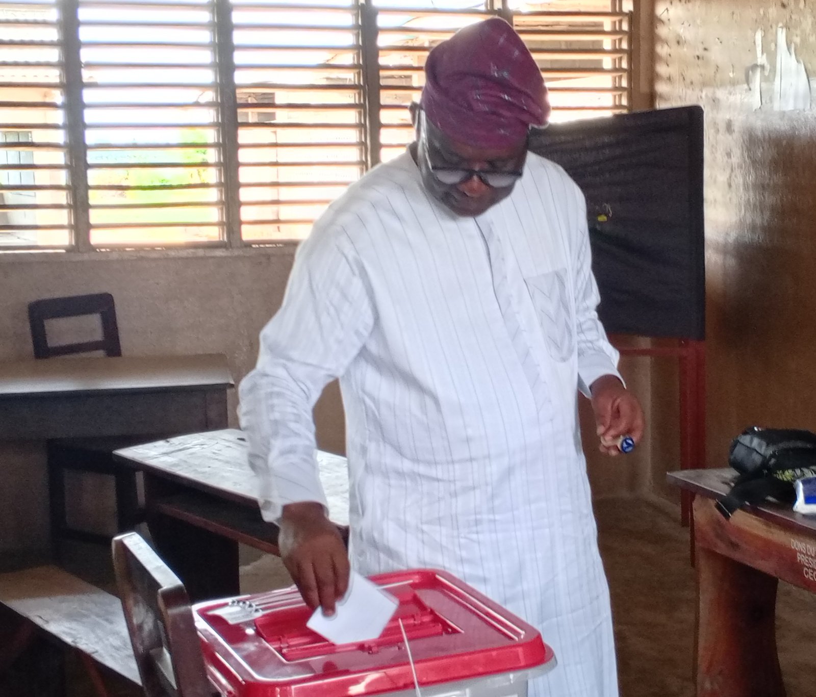You are currently viewing Le Maire TOUKOUROU après son vote à Akpassa: « J’invite les concitoyens à venir aussi exprimer leur vote »