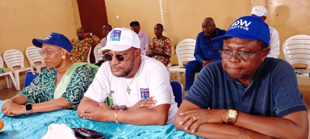 L'He Michel Sodjinou entouré ici de la Coordonnatrice et le Rapporteur du BR dans la 19ème Cironscription électorale