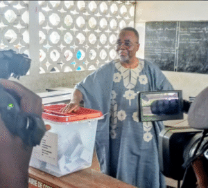 Lire la suite à propos de l’article Scrutin présidentiel : Le maire Luc Gnacadja vote et mobilise ses administrés pour un vote massif