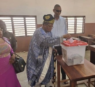 You are currently viewing Présidentielle 2026 : Le président Soglo vote et salue les transformations du pays