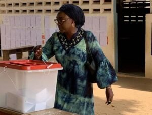 Lire la suite à propos de l’article Scrutin présidentiel : La Coordinatrice Nationale du Mouvement Voix de Femmes pour Wadagni Vicentia AKOTO OKRY accomplit son vote et lance un appel à toutes les femmes du Bénin