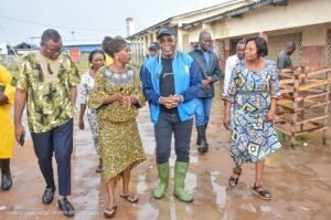 Lire la suite à propos de l’article Inondations à Cotonou : Le maire Luc Gnacadja au chevet des populations sinistrées