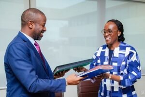 Lire la suite à propos de l’article Passation de charges au ministère de la Culture, des Arts et du Patrimoine : Yassine Latoundji veut faire de la culture « un pilier du Bénin nouveau »