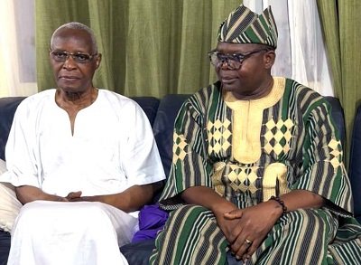 You are currently viewing Visite de courtoisie : Le ministre Kouchadé au domicile du patriarche Fagbohoun pour l’honorer