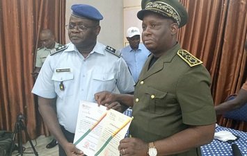 You are currently viewing Collines : Le Préfet  Odoubou salue le professionnalisme et l&rsquo;engagement de la police républicaine