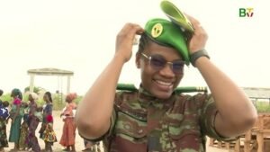 Lire la suite à propos de l’article  Capitaine Elvire TOUPE : Le parcours extraordinaire de la première femme  aide de camp d’un chef d’Etat au Bénin