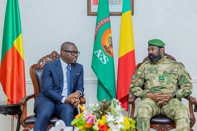 Lire la suite à propos de l’article Tournée du Chef d’État : Le président Wadagni reçu par Assimi Goïta à Bamako