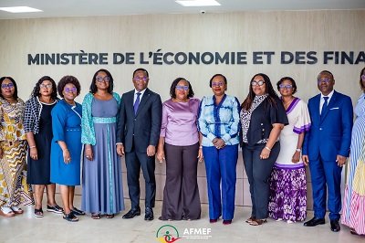 Lire la suite à propos de l’article Ministère des finances et de la microfinance : Le Bureau Exécutif de l’AFMEF reçu par le ministre YENOUSSSI