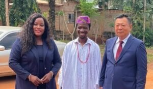Lire la suite à propos de l’article Visite de découverte et d’échanges : À Adjrou’Houé, Imelda BADA ouvre une nouvelle fenêtre culturelle entre le Bénin et la Chine avec le producteur Wang Chengze