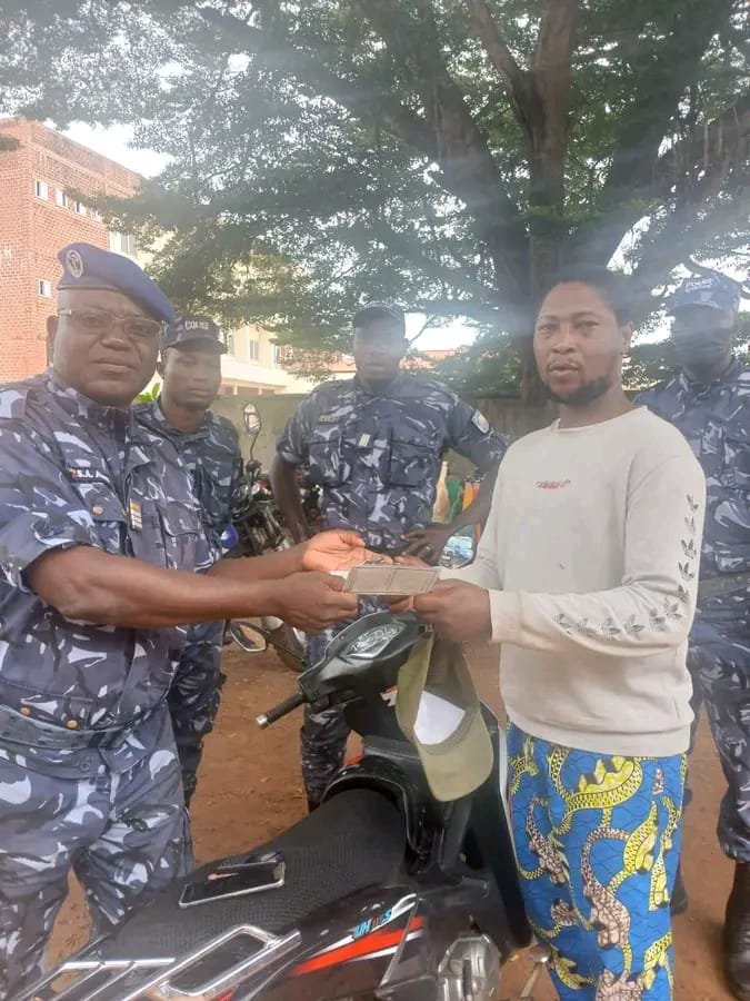 Lire la suite à propos de l’article Abomey-Calavi : La police met en déroute des voleurs de moto, le propriétaire soulagé