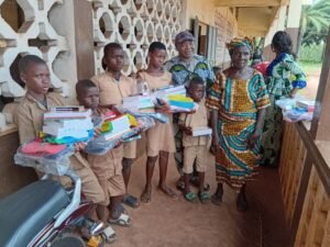 Lire la suite à propos de l’article Rentrée scolaire 2026-2027 : L&rsquo;ASPAS offre des kits scolaires à des écoliers démunis de l’EPP Gbozoumè B à Avrankou