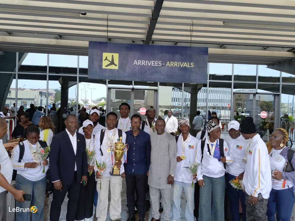 Lire la suite à propos de l’article Airbadminton: Accueil chaleureux pour les Béninois champions d’Afrique de retour à Cotonou