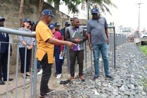 Lire la suite à propos de l’article Assainissement pluvial à Cotonou : A Akogbato, Luc Gnacadja sensibilise les habitants, les riverains libèrent un ouvrage encombré