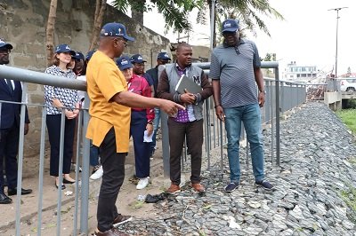 You are currently viewing Assainissement pluvial à Cotonou : A Akogbato, Luc Gnacadja sensibilise les habitants, les riverains libèrent un ouvrage encombré