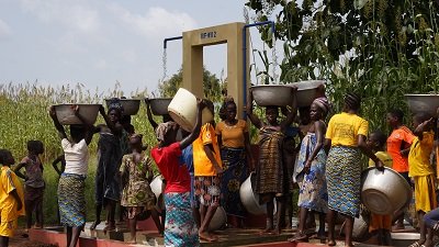 You are currently viewing Accès universel à une eau potable au Bénin : Le Gouvernement apporte de l’eau potable, source de vie à Nodi 2, commune de Matéri