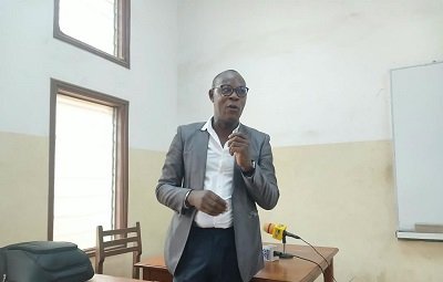 You are currently viewing Café scientifique de la FLLAC : Dr Sylvain Zountchémè plaide pour une communication politique fondée sur la rigueur scientifique et la stratégie