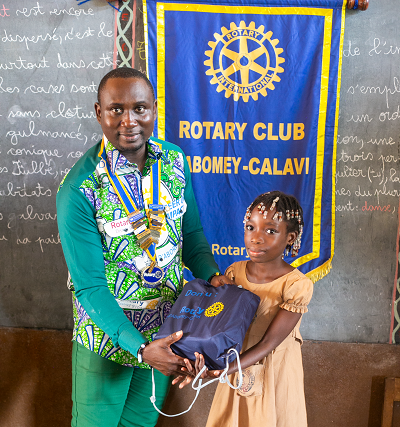 Éducation de base et solidarité rotarienne : Le Rotary Club d’Abomey-Calavi équipe 58 élèves de CM2 à Tori-Bossito
