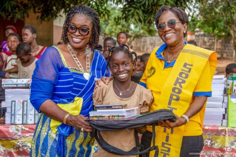 Don aux écolières orphelines de l’EPP Drabo : Le Soroptimist International Club Calavi Colombe offre des kits scolaires à 50 filles vulnérables