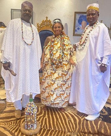 Panthéon de la Confrérie des Lignées Ancestrales : Deux rois en visite chez la Souveraine-Mère Adélansi  Shidagba
